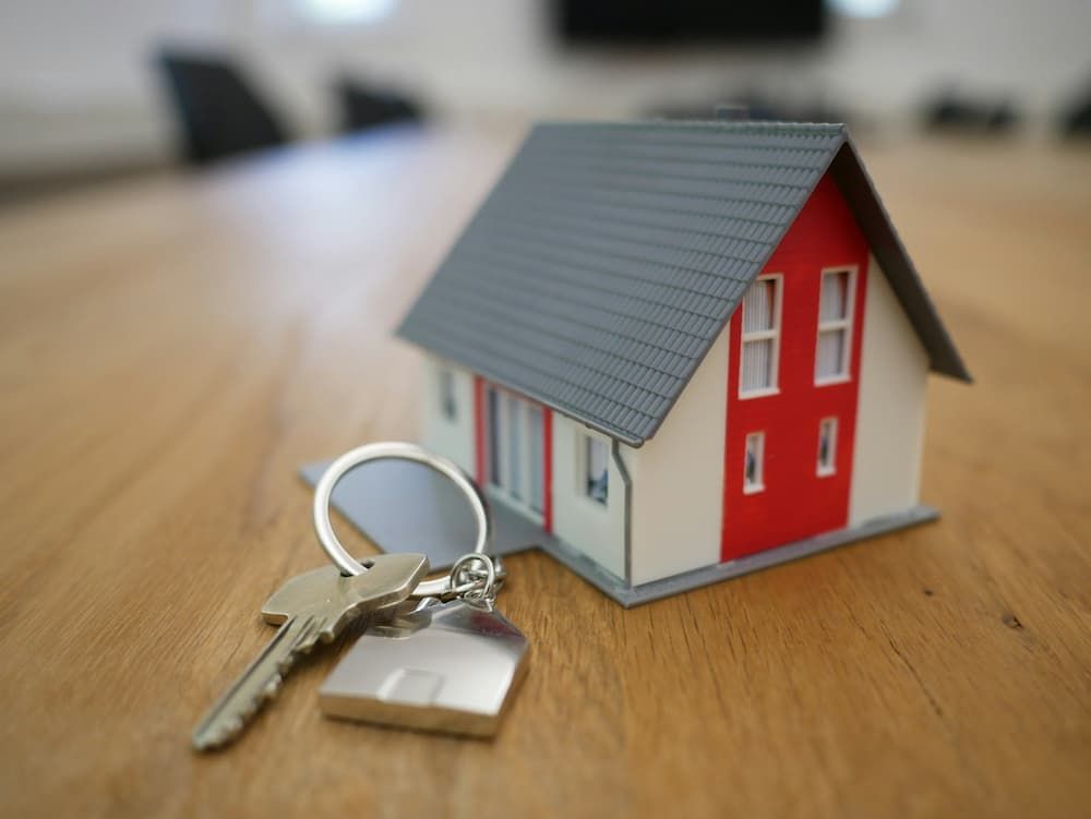 miniature model house and keys