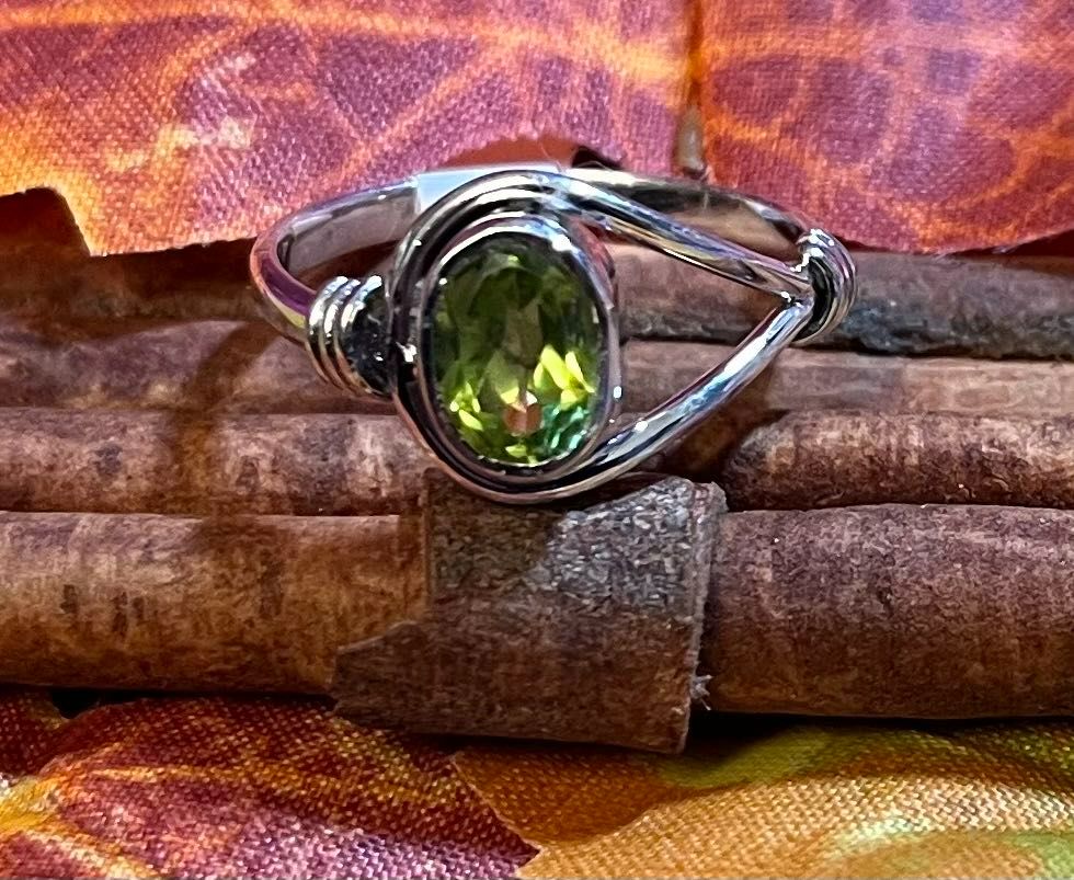 925 Sterling silver peridot swirl ring