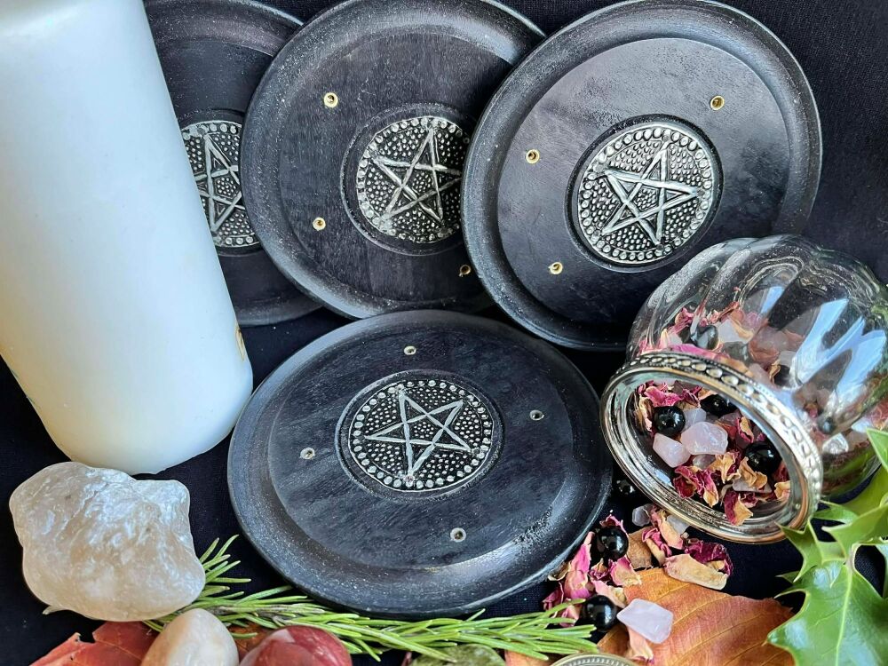 Round black pentagram holder