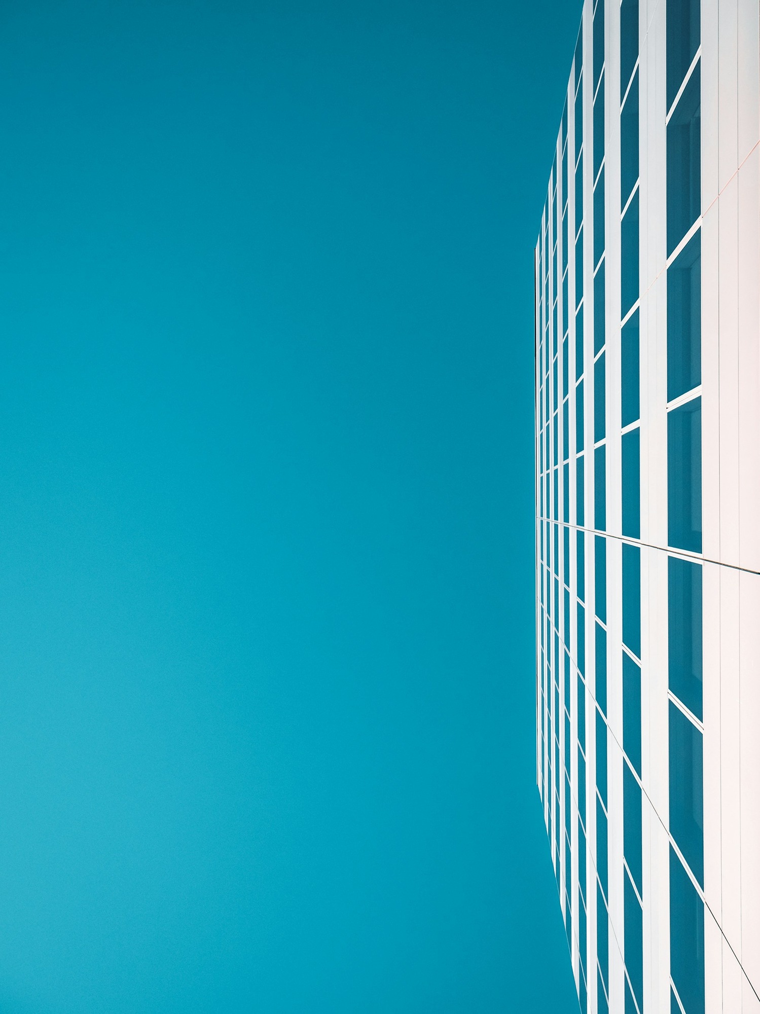 white-and-blue-concrete-building-O5oY2pCleFo