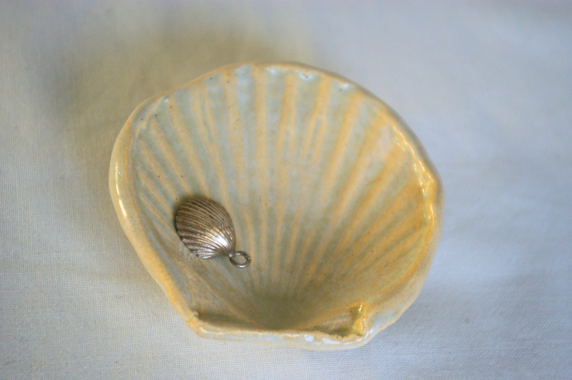 Oyster shell small with scallop