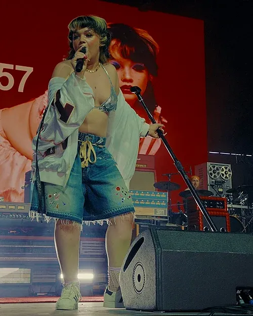 Lola_Young_performing_in_2025.jpg.webp