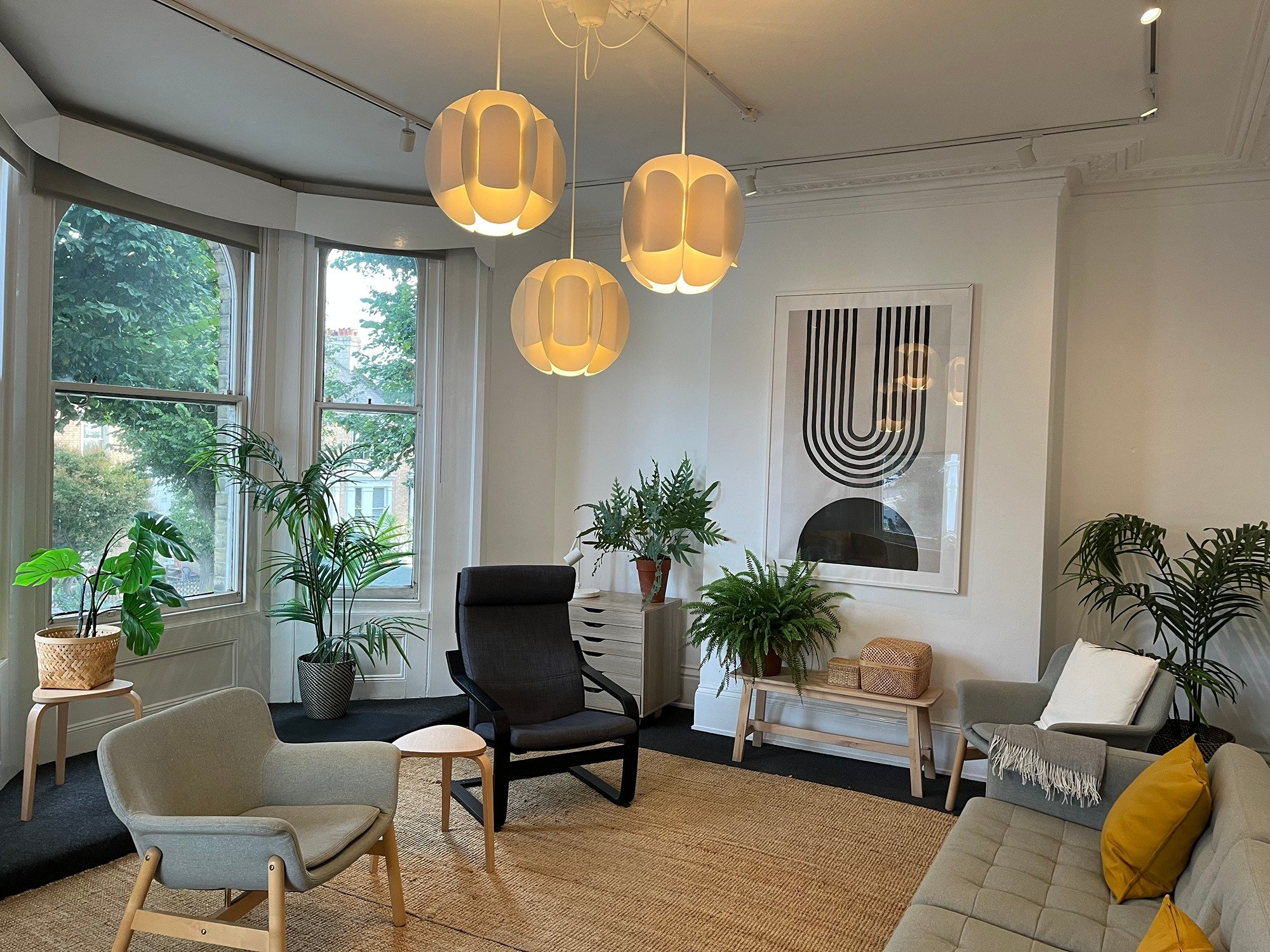 image-of-large-counselling-room-with-lots-of-light.jpg
