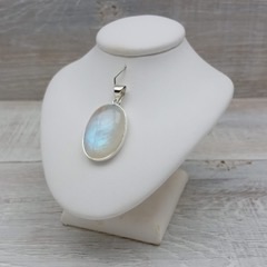 MOONSTONE OVAL PENDANT ON 18' SILVER CHAIN