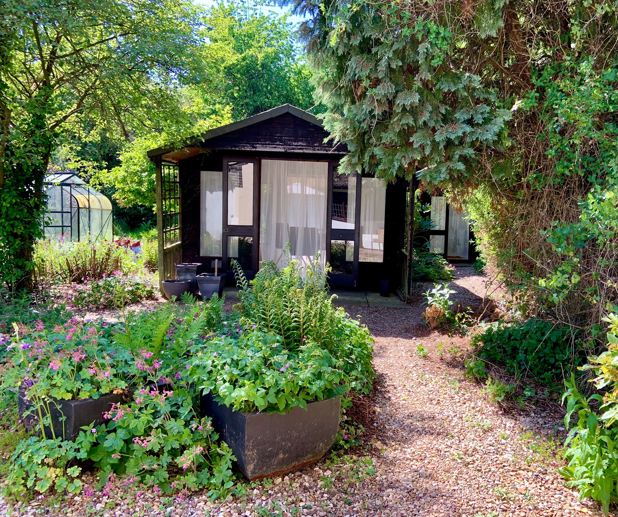 Picture of a summer house in a garden
