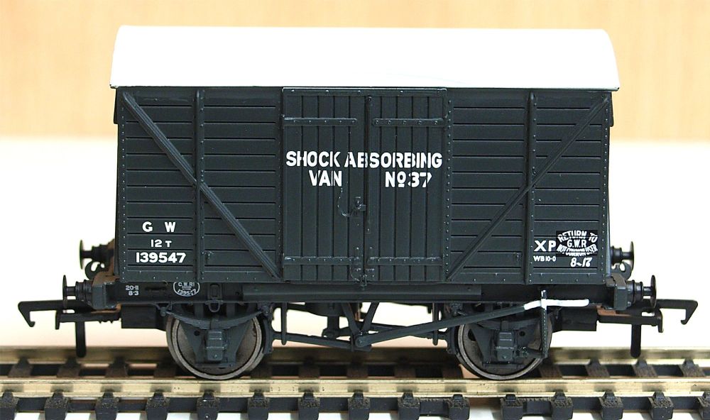 Bachmann 37904   GWR 12ton Shock Absorbing Van (planked ends)