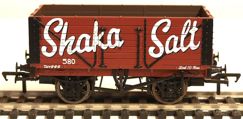 Bachmann 37110 7 Plank fixed end wagon 'Shaka Salt'