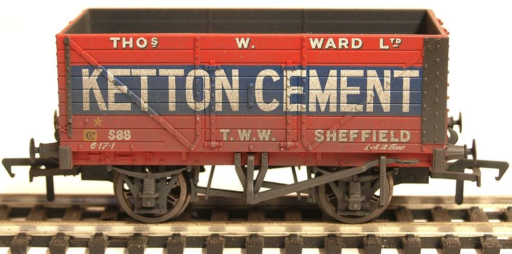 Bachmann 37134A  8 Plank wagon 'Ketton Cement' weathered