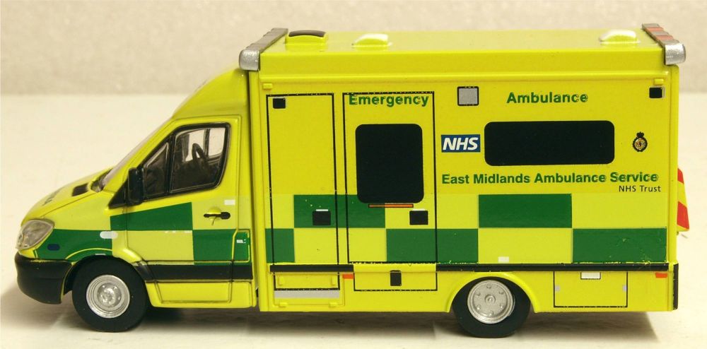  Oxford Diecast 76MA006  Mercedes Ambulance East Midlands Ambulance Service