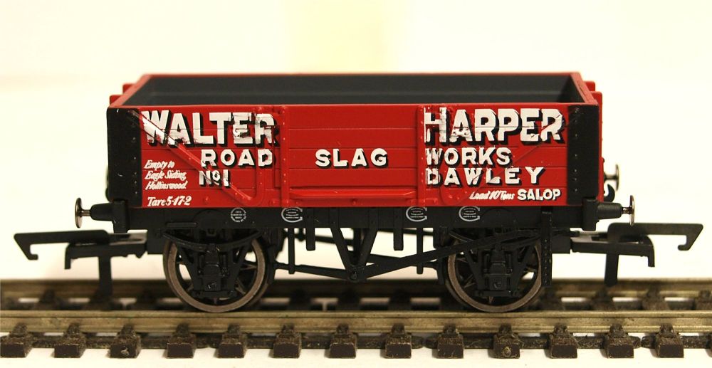      Hornby R6899  4 Plank wagon 'Walter Harper'