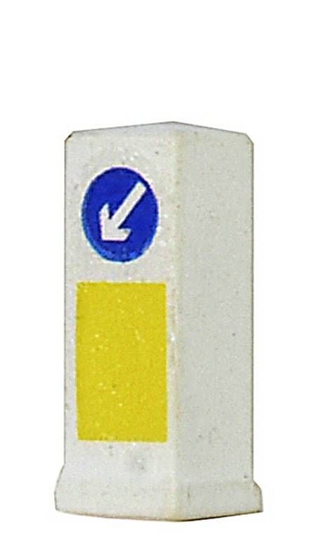 Scenecraft 44-529  Traffic Island Bollards (x10)