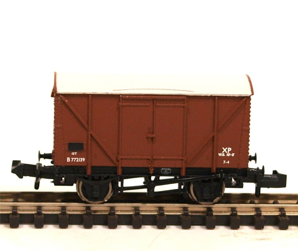 Graham Farish 373-751B-SU  BR 12T Ventilated Van (Plywood) (N scale)