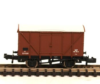 Graham Farish 373-751B-SU  BR 12T Ventilated Van (Plywood) (N scale)