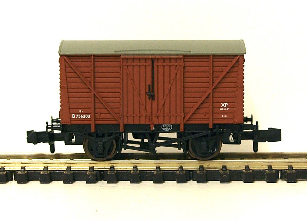 Graham Farish 373-700B   BR bauxite 12 ton ventilated van (early)