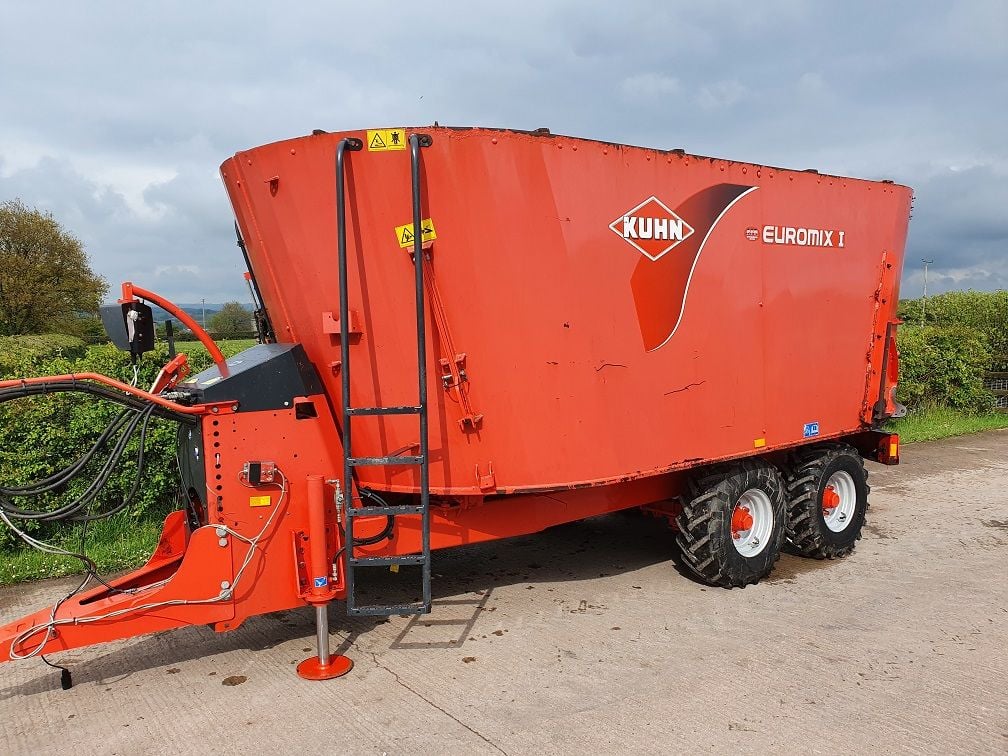 0104: Kuhn Euromix 1 Tandem Axle Twin Auger Diet Feeder. Year 2008, c/w Knives & Hydraulic Conveyor. Needs Attention to Weigh Sensor. £6,800 + Vat