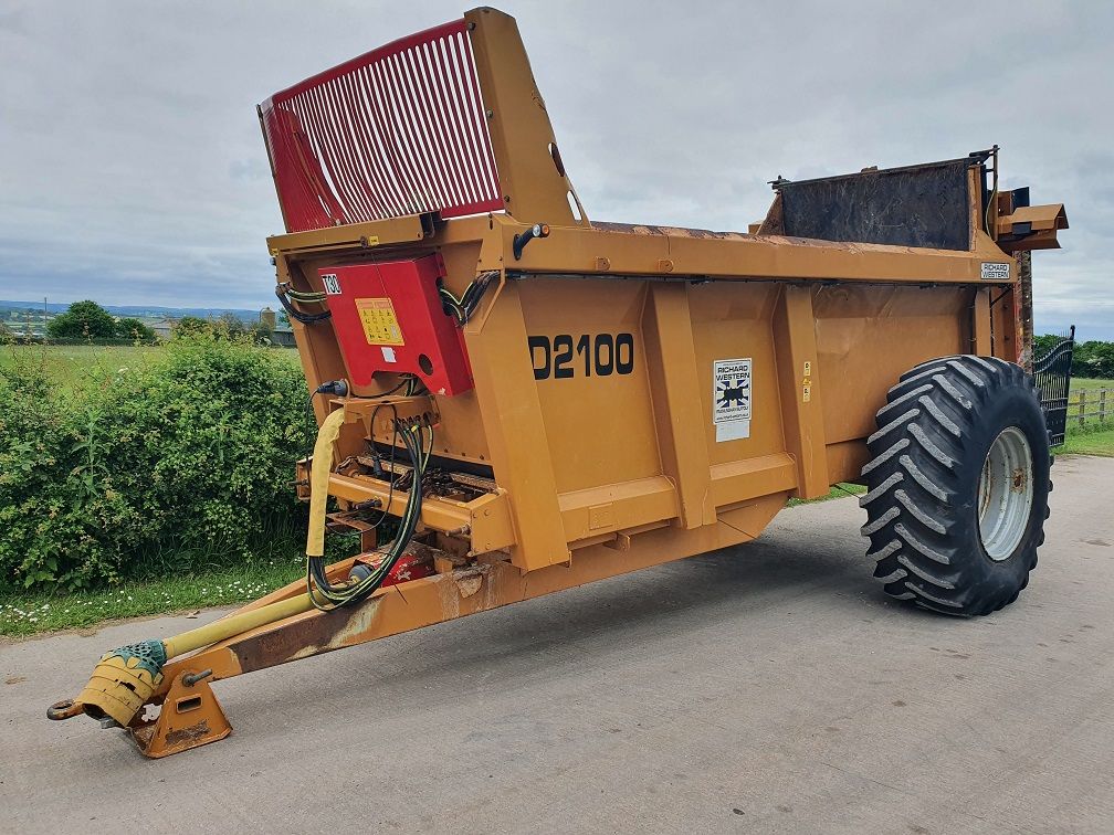 0090: Richard Western Delilah  D2100  2000 Series, 10 Ton Rear Discharge Spreader, Year: 2014