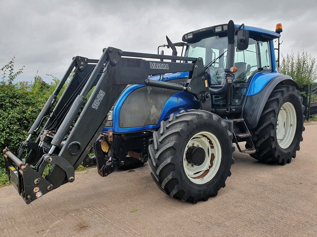 0046: Valtra T140  c/w Quickie Loader.  2006, 8404 Hrs,   40K, Man Spools, Front Links & PTO £ SOLD
