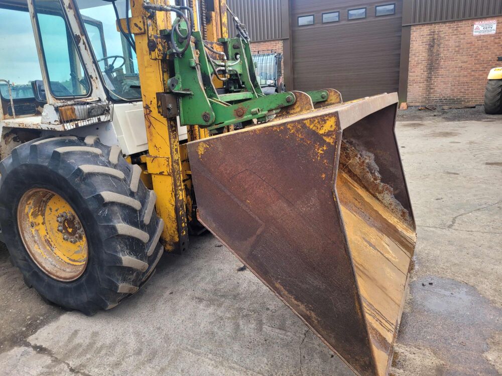 0988: Tipping Backplate 20Inch Drop To Suit Rough Terrain Forklift c/w 7ft Bucket & Pallet Tines. £1,200 Plus Vat