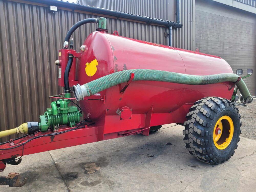 0487: Marshall 1300 Gallon Slurry Tanker c/w 2 x Suction Hoses, Lights, Hyd Brakes, Good Working Order, £2,900 Plus Vat.