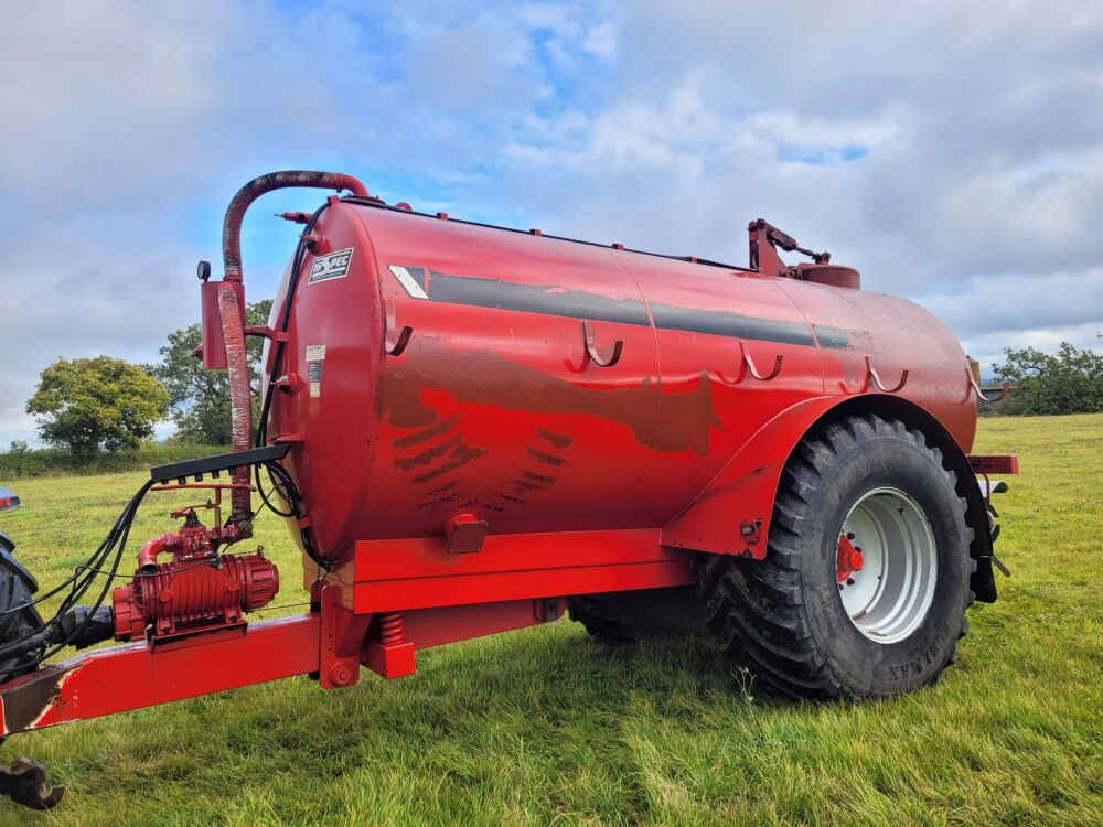 0489:Hi Spec 2600 Gall Slurry Tanker. Yr 2011. Sprung D,bar, Hyd Top Hatch.  Solid Tanker, Poor Paint Due To Top Hatch.  £6,800 Plus Vat.