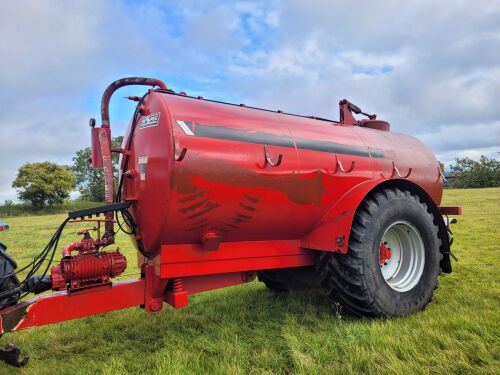 0489:Hi Spec 2600 Gall Slurry Tanker. Yr 2011. Sprung D,bar, Hyd Top Hatch. Solid Tanker, Poor Paint Due To Top Hatch. £6,800 Plus Vat.