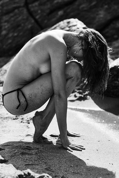 Crouching_in_Sand_400px